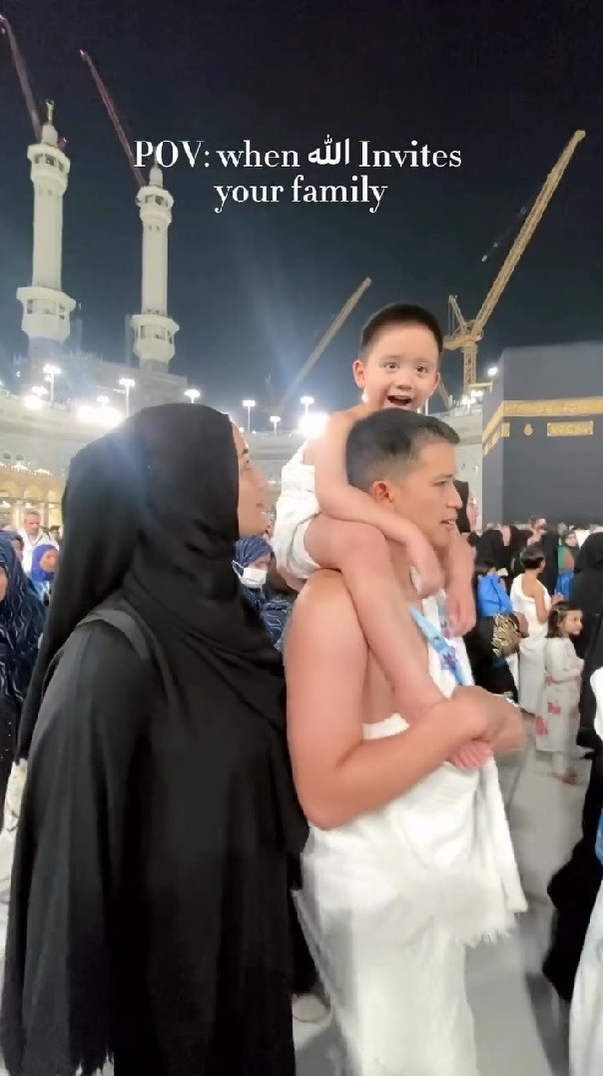 Momen Athar Anak Citra Kirana Ikut Umrah, Digendong Saat Tawaf
