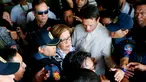 Senator Filipina, Leila de Lima, ditangkap aparat keamanan atas tuduhan perdagangan narkoba di kota Pasay, selatan Manila, Jumat (24/2). Leila de Lima dikenal sebagai pengkritik tajam terhadap kebijakan Presiden Rodrigo Duterte. (AP Photo/Bullit Marquez)