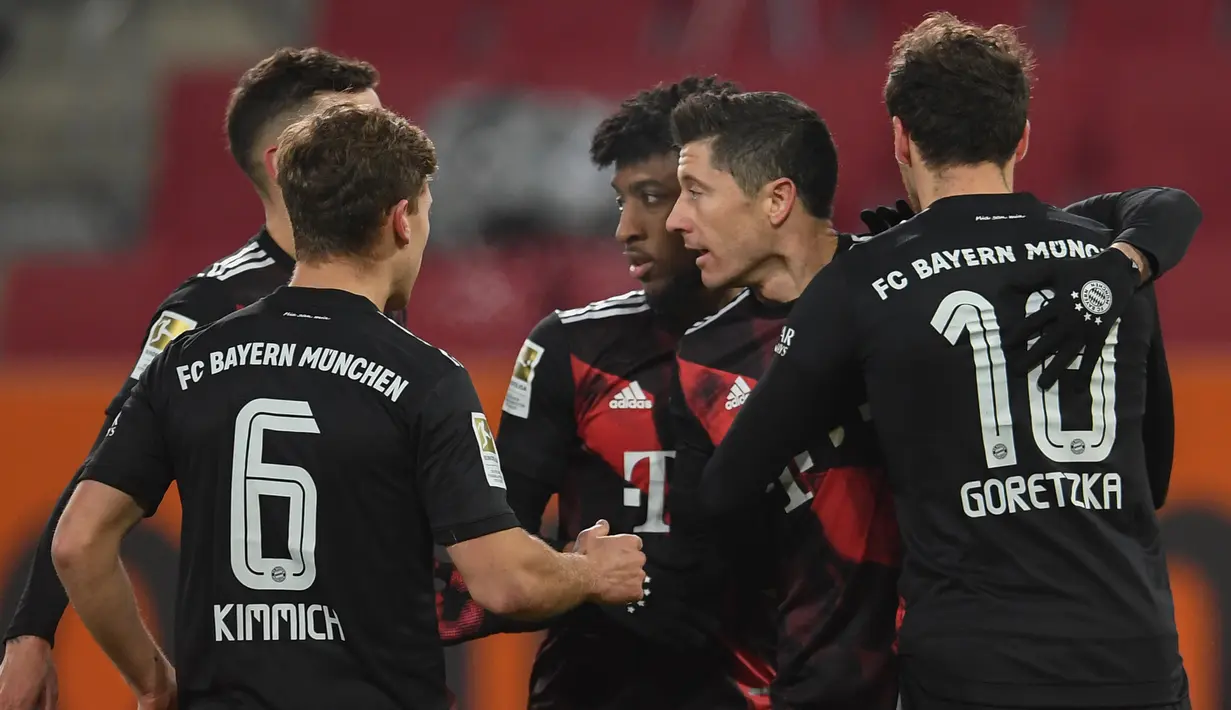 Pemain Bayern Munchen merayakan gol yang dicetak Robert Lewandowski ke gawang Augsburg dalam laga lanjutan Liga Jerman di WWK Arena, Kamis (21/1/2021) dini hari WIB. Bayern Munchen menang 1-0 atas Augsburg. (AFP/Andreas Gebert/pool)