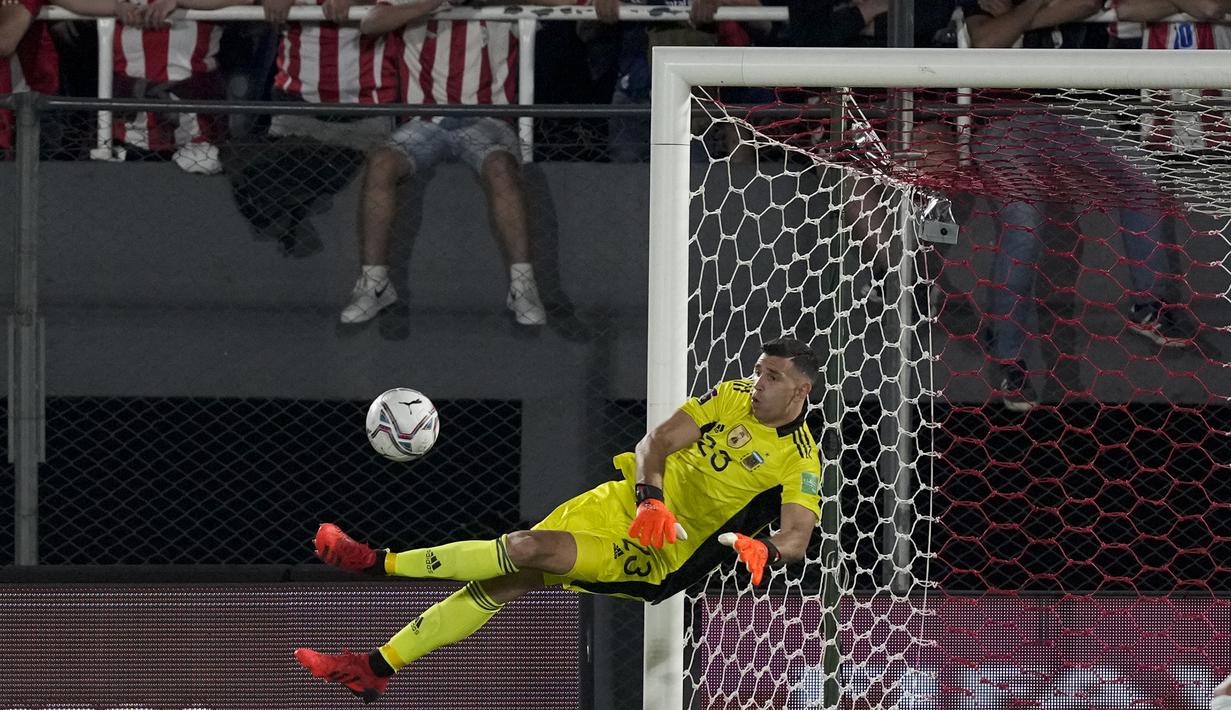 Pada menit ke-64 Paraguay mendapatkan peluang emas lewat Antonio sanabria. Sontekannya masih dapat ditepis Emiliano Martinez. (AP/Jorge Saenz)