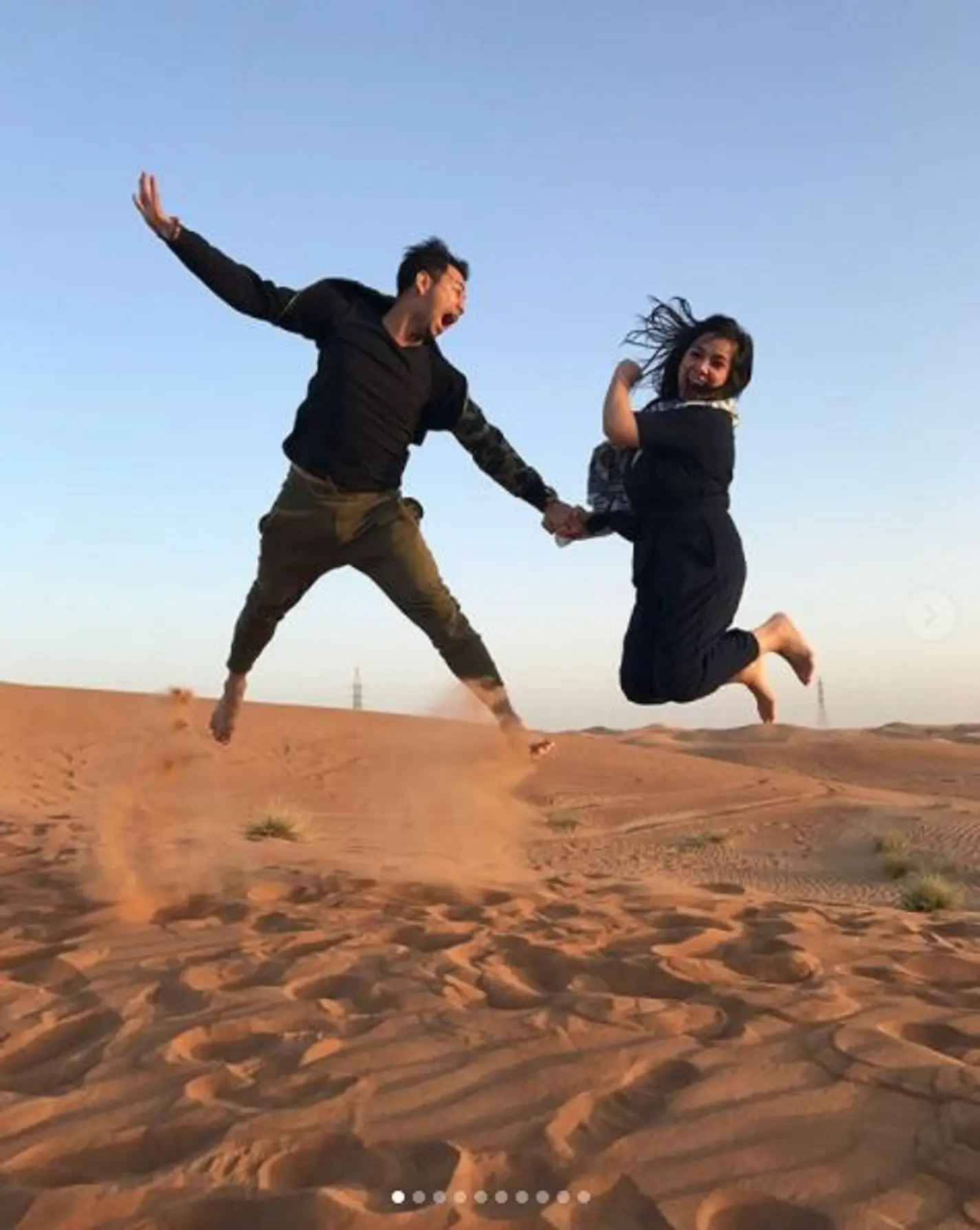 Raffi Ahmad dan Nagita Slavina lompat di atas gurun pasir (Instagram/@raffinagita1717)
