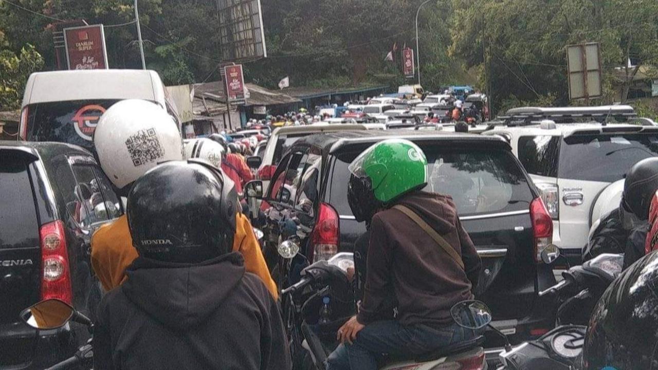Jalur Puncak Tutup Malam Tahun Baru
