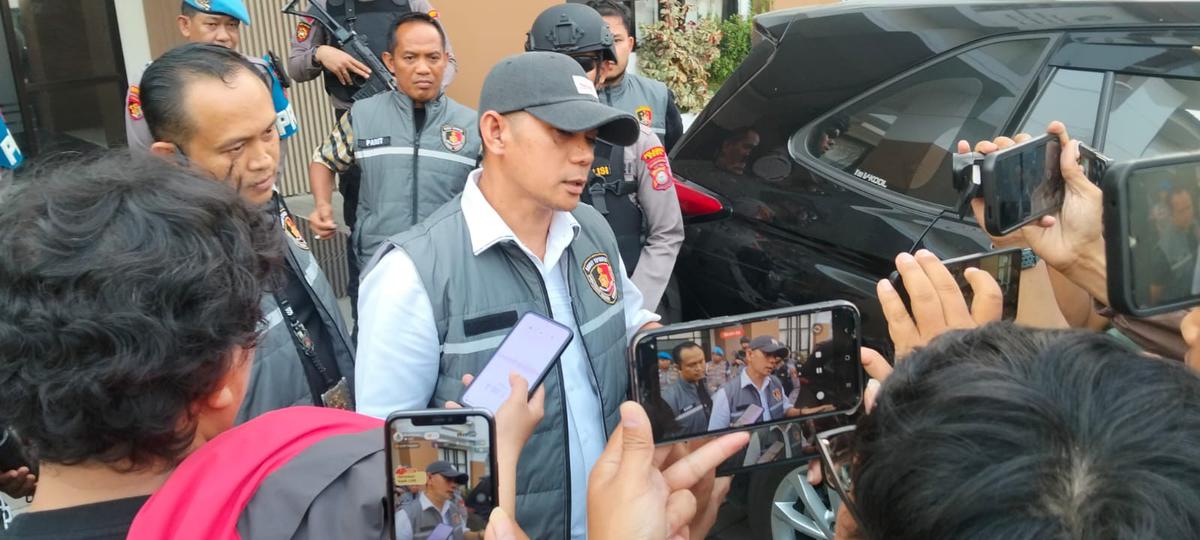 Polisi menggeledah lima lokasi terkait penyelidikan dugaan korupsi seragam sekolah di Pemkab Gowa di Kantor Bupati Gowa, Kamis (30/7). (merdeka.com/Fajar Ihwan).