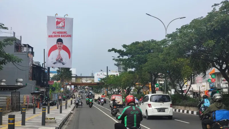 Spanduk bergambar dukungan PSI untuk Kaesang Pangarep maju sebagai Calon Wali Kota Depok. (Liputan6.com/Dicky Agung Prihanto).