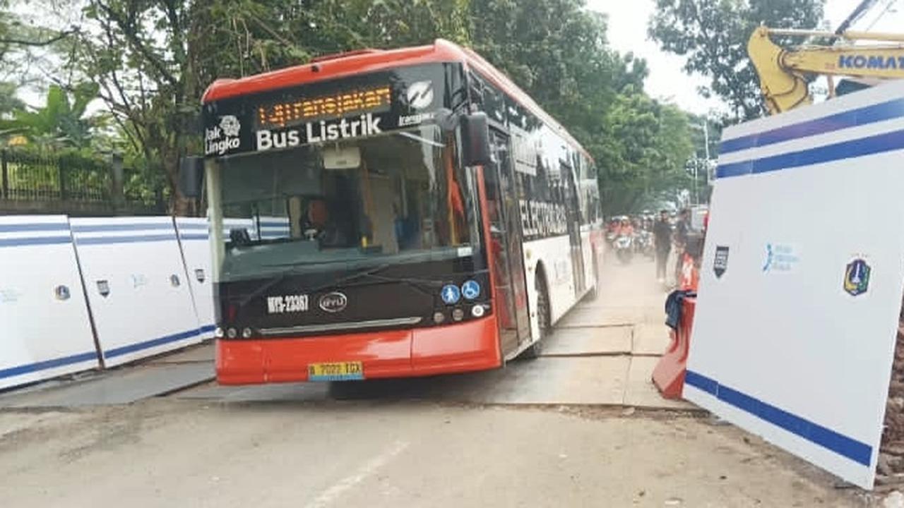 Ada Perbaikan Jalan Lenteng Agung Amblas, 2 Rute Transjakarta Tak Sampai UI