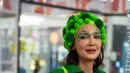 Ia merias wajahnya dengan gambar brokoli di bagian mata dan kupluk 3D berbentuk brokoli [@lunamaya]