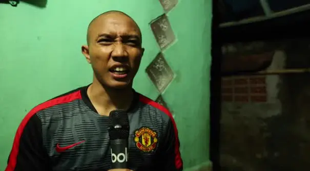Dampak dibekukannya PSSI dan kompetisi sepak bola di Indonesia membuat para pemain dan perangkat pertandingan lainnya kehilangan penghasilan. Para pemain seperti Leonard Tupamahu, Titus Bonay, Ramdani Lestaluhu, M Taufik, dan Aditya Harlan memilih be...