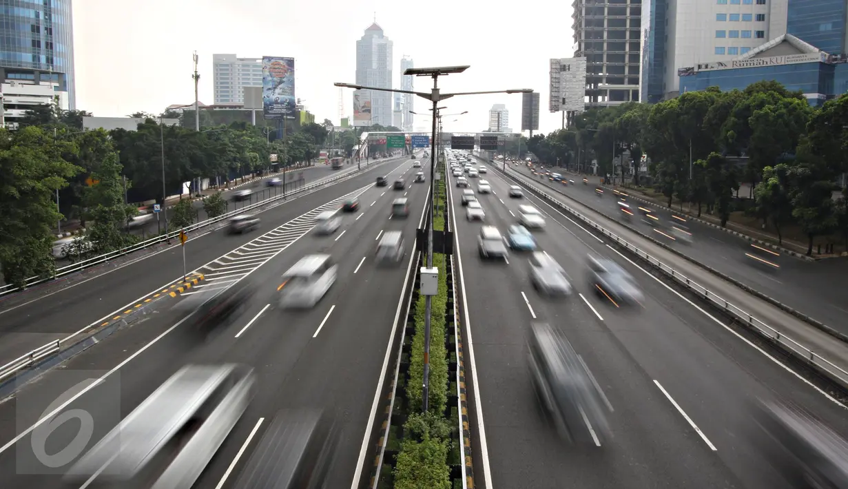 Suasana arus lalu lintas jalan protokol di kawasan Mampang, Jakarta, Kamis (5/5). Libur panjang libur nasional dan cuti bersama 5 sampai 8 Mei membuat sejumlah ruas di Jakarta terpantau lengang. (Liputan6.com/Immanuel Antonius)