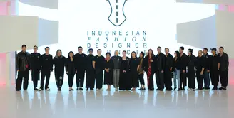 Karya dua puluh lima desainer anggota IFDC berada dalam satu runway yang mengangkat tema ‘Hitam Putih’ dalam panggung Senayan City yang ke-18. [Foto: Daniel Kampua]