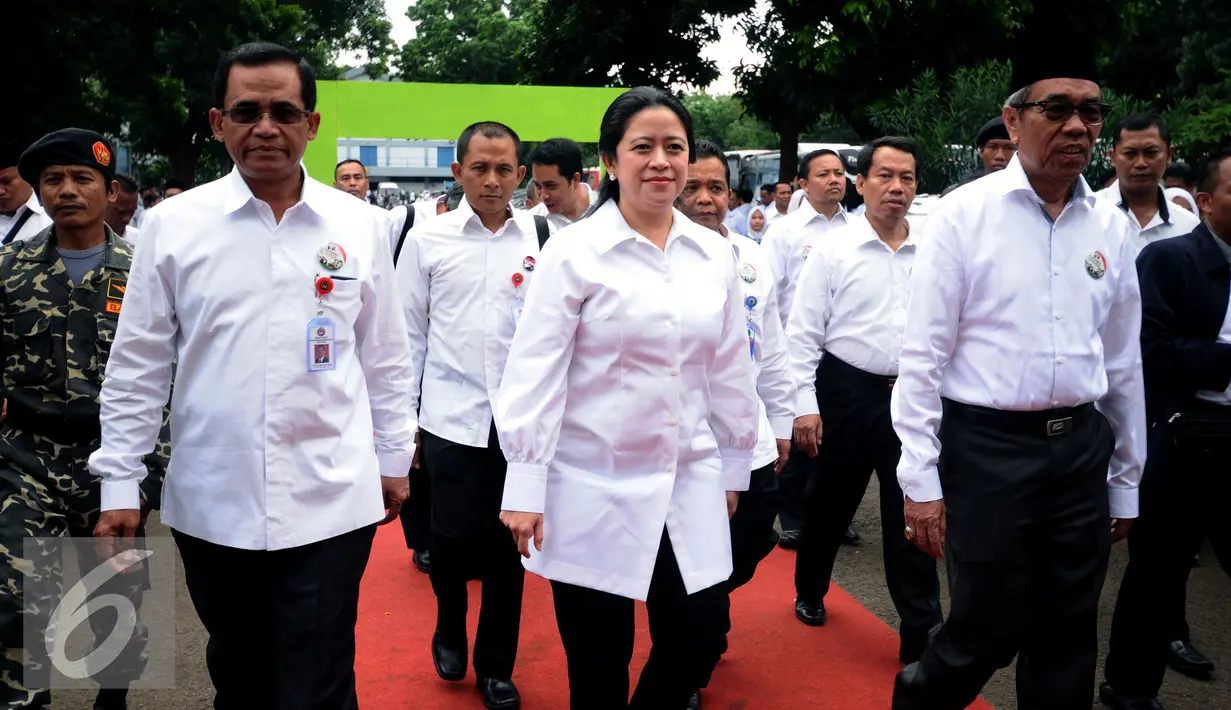 Menko PMK, Puan Maharani (tengah) berjalan menuju Hall Basket Senayan Jakarta untuk memberikan pidato Deklarasi Gerakan Nasional Revolusi Mental Dimulai dari Pendidikan di Senayan Jakarta, Selasa (15/12/2015). (Liputan6.com/Helmi Fithriansyah)