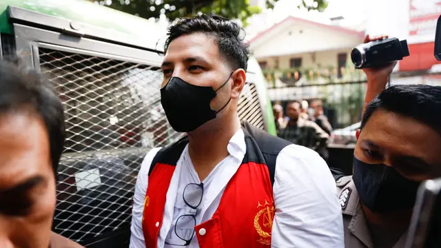 Ammar Zoni menjalani sidang perdana kasus dugaan penyalahgunaan narkoba di Pengadilan Negeri Jakarta Selatan
