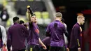 Gelandang Manchester United (MU), Daniel James menyemprotkan air saat sesi latihan menjelang final Liga Europa di Gdansk, Polandia, Selasa (25/5/2021).  Manchester United akan melakoni final Liga Europa melawan Villarreal pada Kamis (27/5) dini hari WIB. (AP Photo/Michael Sohn)