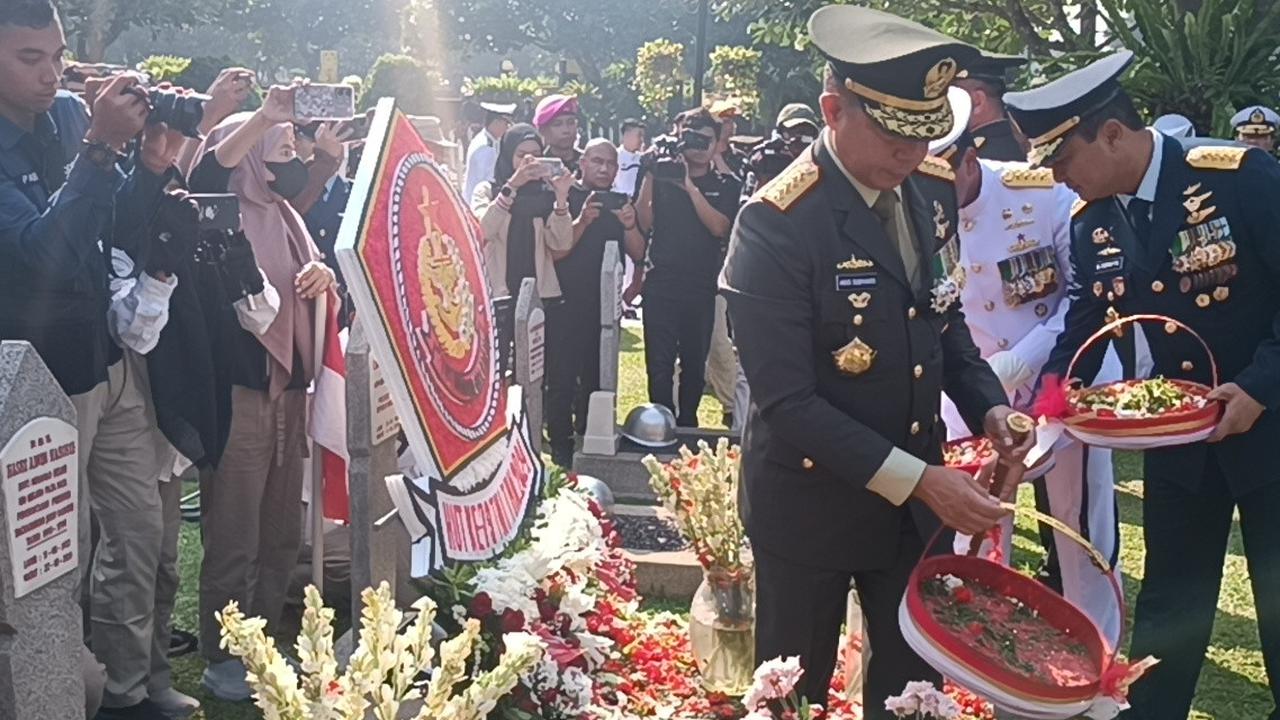 VIDEO: Panglima Agus Ziarah ke Makam Jenderal Bintang 5, Tabur Bunga Hormati Perjuangan