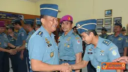 Citizen6, Surabaya: Kepokgadik Kobangdikal Kolonel aut (K) Eko Yuniarto, pada upacara penutupan Kursus Applied Approach (AA), di Gedung Krakatau, Kobangdikal, Bumimoro, Surabaya, Kamis (12/7). (Pengirim: Penkobangdikal).