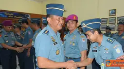 Citizen6, Surabaya: Kepokgadik Kobangdikal Kolonel aut (K) Eko Yuniarto, pada upacara penutupan Kursus Applied Approach (AA), di Gedung Krakatau, Kobangdikal, Bumimoro, Surabaya, Kamis (12/7). (Pengirim: Penkobangdikal).