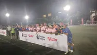 Para pemain Selebritis FC berfoto bersama sebelum melakukan fun football bersama legenda Manchester United, Peter Schmeichel di Pancoran Soccer Field, Jakarta, Minggu (6/8/2023) malam WIB. (Bola.com/Hery Kurniawan)