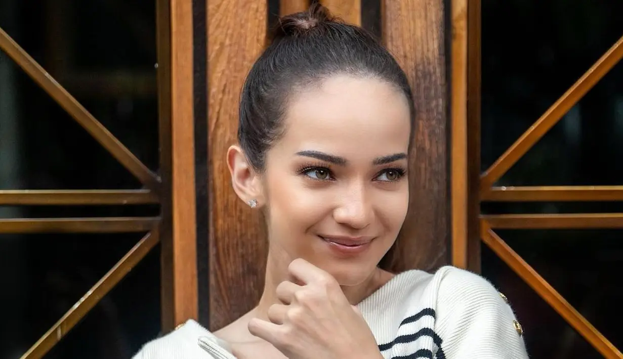 <p>Atau ketika Enzy Storia menata rambutnya dengan sleek-look seperti ini. Ya, ia menarik rambutnya ke belakang, sehingga di bagian depan terlihat clean, tanpa poni. Foto: Instagram.</p>