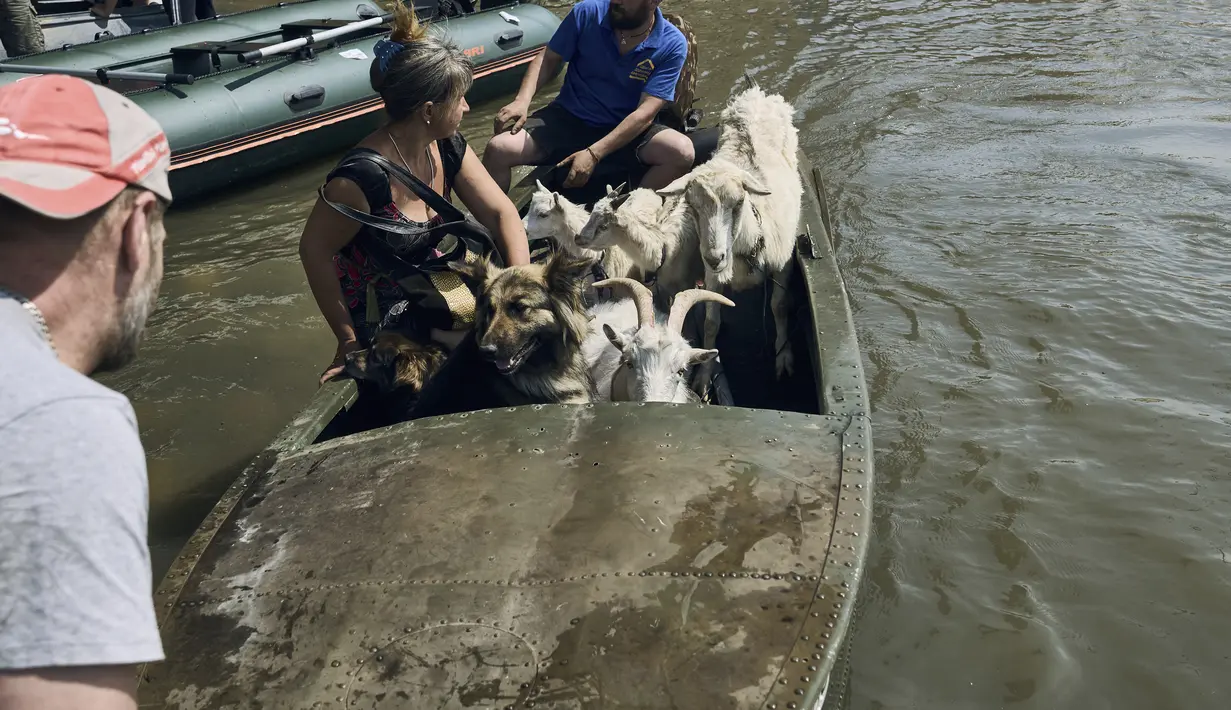 Sebuah serangan membuat bendungan besar di wilayah Kherson, Ukraina selatan, jebol pada Selasa (6/6/2023). (AP Photo/Libkos)