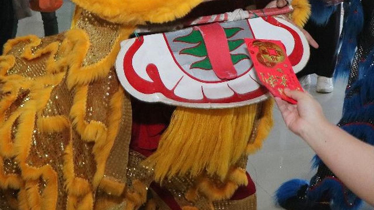 Atraksi Barongsai dan Bagi-Bagi Angpau Meriahkan Tahun Baru Imlek di Stasiun Kereta Api Jember