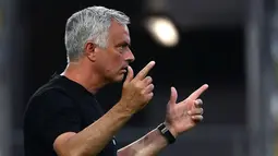 Hasil positif ditunjukkan oleh AS Roma ketika ditukangi oleh Jose Mourinho pada laga pramusim. Giallorossi tercatat mampu kantongi empat kemenangan dan satu laga seri di lima laga pertandingannya. Mereka juga mampu mengoleksi 19 gol dan hanya menelan tiga kali kebobolan. (Foto: AFP/Filippo Montefort