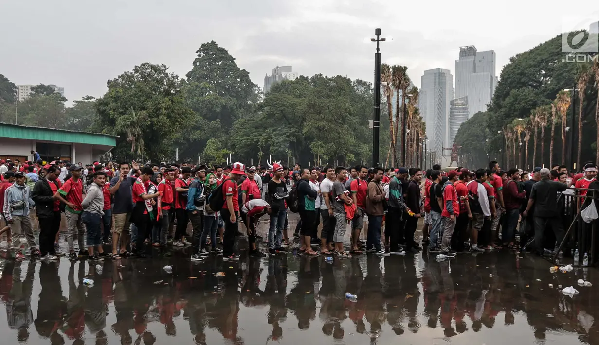 Pendukung Timnas Indonsia antre masuk ke Stadion GBK, Senayan, Jakarta, Minggu (14/1). Timnas Indonesia vs Islandia akan berlaga malam nanti. (Liputan6/Faizal Fanani)