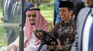 Presiden Jokowi mengajak Raja Salman bin Abdulaziz Al Saud keliling halaman Istana Merdeka dengan menaiki mobil golf, Jakarta, Kamis (2/3). (AFP Photo/ Pool/DITA ALANGKARA)