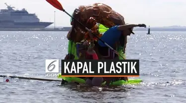 Sekelompok pengunjung pantai membuat kapal terbuat dari botol plastik. Kapal itu berlayar di depanjang teluk Finlandia, Rusia.