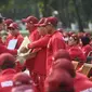 Presiden Joko Widodo (Jokowi) menyerahkan bonus kepada atlet Para Games di halaman depan Istana Merdeka, Jakarta, Senin (3/7/2023).
