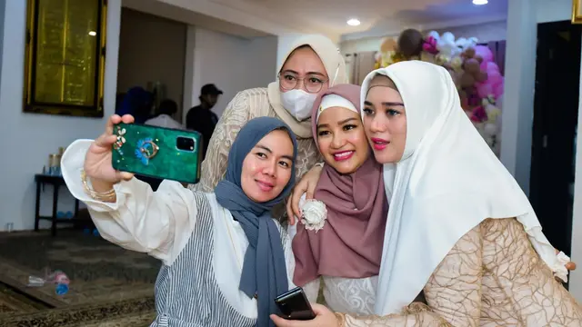 7 Momen Opick dan Bebi Silvana Gelar Tasyakuran 4 Bulanan Ini Penampilannya Curi Perhatian