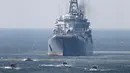 Sebuah kapal serbu amfibi dan pengangkut personel lapis baja dikerahkan dalam latihan militer Armada Baltik Angkatan Laut Rusia di Kaliningrad, Rusia, Kamis (4/4). (REUTERS/Vitaly Nevar)