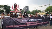 Konferensi Mahasiswa Papua (KMP) Jabodetabek menggelar aksi damai yang meminta DPR dan pemerintah pusat untuk segera mengesahkan Daerah Otonomi Baru (DOB) serta mendukung Otoritas Khusus (Otsus) Jilid II Papua, Selasa (31/5/2022) (Istimewa).
&nbsp;