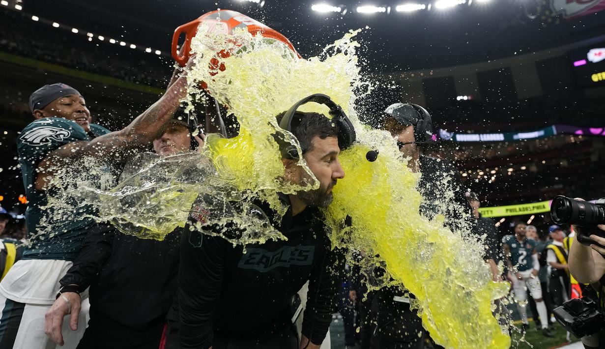 Pelatih Philadelphia Eagles, Nick Sirianni merayakan kemenangan atas Kansas City dalam laga final yang berlangsung di Caesars Superdome, New Orleans, Louisiana, Senin (10/02/2025). (AP Photo/Matt Slocum)