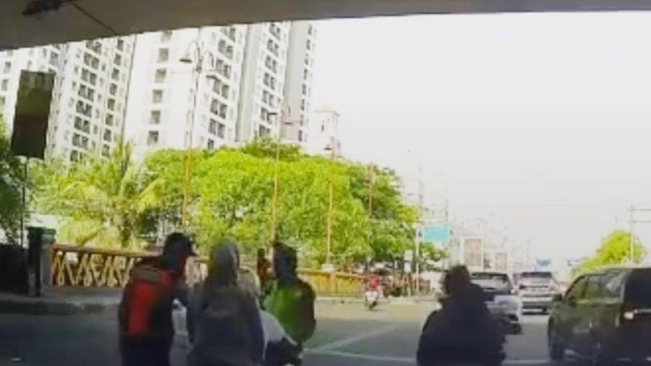 Terlihat wanita mengenakan kemeja putih yang dilapisi  jaket hitam ini sontak terkejut kemudian lari berusaha untuk mengejar sang pacar.