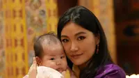 Ratu Bhutan Jetsun Pema menggendong putri pertama sekaligus anak ketiga bagi Raja Jigme Khesar. (dok. Instagram @queenjetsunpema/https://www.instagram.com/p/C0ovzGHSUNA/?img_index=1/Dinny Mutiah)