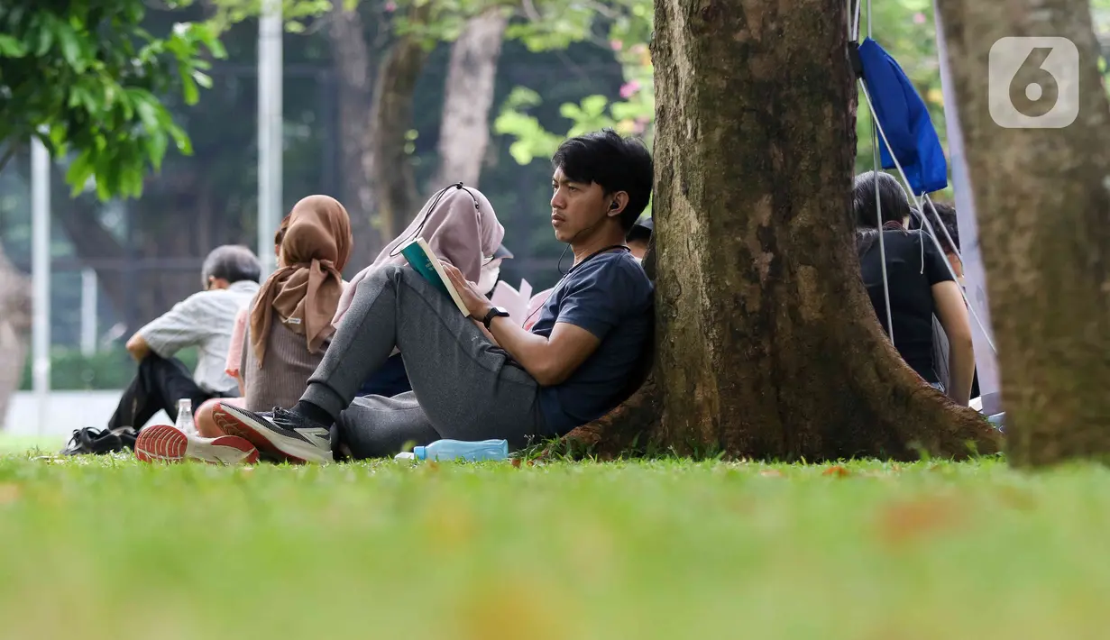 Setelah membaca buku, komunitas tersebut biasanya melakukan sesi perkenalan dan diskusi. (Liputan6.com/Herman Zakharia)