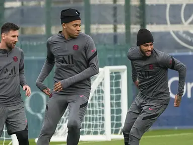 Penyerang PSG, Lionel Messi, Kylian Mbappe dan Neymar berlatih di tempat latihan Paris Saint-Germain di Saint Germain-en-Laye, barat Paris, Senin (18/10/2021). PSG akan bermain melawan RB Leipzig pada Grup A Liga Champions di Stadion Parc des Princes. (AP Photo/Michel Euler)