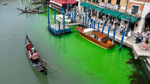 Para pendayung gondola melanjutkan aktvitias hariannya seperti biasa.