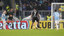 Udinese berhasil mencuri gol terlebih dahulu untuk memimpin 1-0 melalui gol tandukan Beto pada menit ke-18. Ia berhasil memanfaatkan umpan yang dilepaskan Mato Jajalo. (AP/Gregorio Borgia)