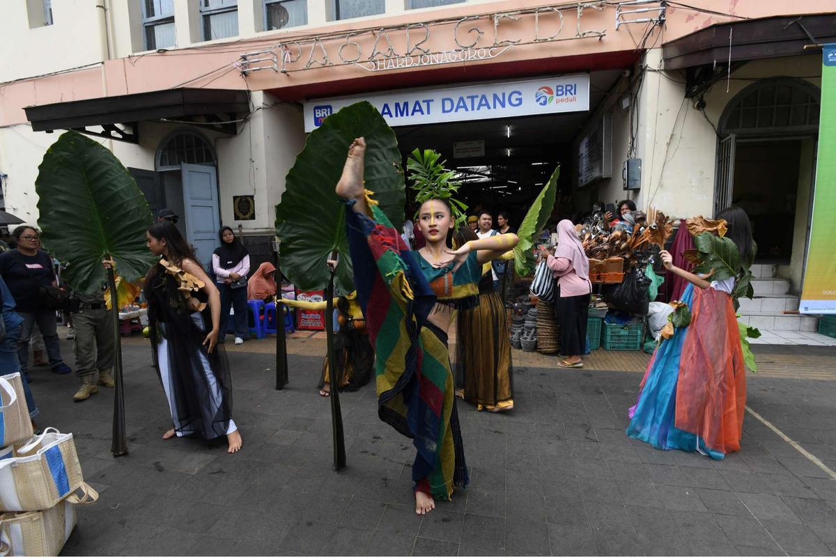 Aksi penari tampil di tengah pasar tradisional