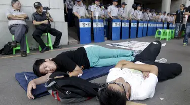 Sejumlah pelajar tampak tidur di jalanan sekitar Gedung Kementerian Pendidikan, Taipei, Taiwan, Jumat (31/7/2015). Mereka menggelar aksi menuntut pengunduran diri menteri pendidikan yang mengedarkan buku sekolah menyesatkan. (REUTERS/Pichi Chuang)