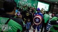 Anak-anak berpose berfoto bersama karakter tokoh superhero saat mengikuti acara GO-JEK Hero Day di Jakarta, Minggu (20/11). Selain sosialisasi program SWADAYA, pihak GO-JEK juga menampilkan rangkaian hiburan. (Liputan6.com/Faizal Fanani)