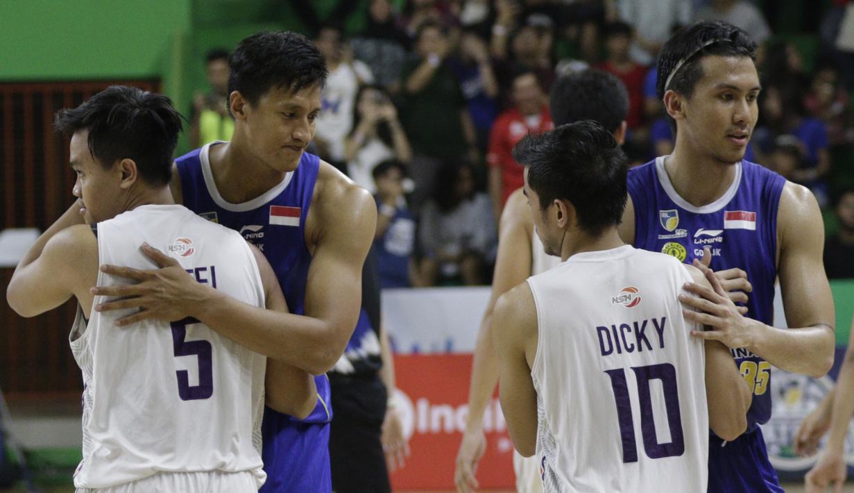Pebasket Satria Muda memeluk pebasket NSH Jakarta usai  laga semi final IBL 2019 di GMSB Kuningan, Jakarta, Minggu (10/3). Satria Muda menang 72-48 atas NSH Jakarta. (Bola.com/M Iqbal Ichsan)