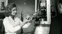 Seorang ilmuwan wanita menyiapkan roket Veronique yang akan membawa tikus Hector selama uji coba ke luar angkasa pada 22 Februari 1961. (AFP Photo)