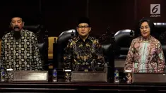 Wakil Ketua MPR Muhaimin Iskandar atau Cak Imin (tengah) serta Meutia Hatta (kanan) berbicara dalam dialog kebangsaan, Jakarta, Kamis (12/7). Cak Imin mendukung kemerdekaan negara Indonesia menjadi kemerdekaan bangsa Indonesia. (Liputan6.com/JohanTallo)