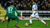 Aksi pemain Inter Milan, Antonio Candreva (kanan) mengecoh kiper Fiorentina, Marco Sportiello pada laga Serie A di Artemio Franchi Stadium, Florence, (5/1/2018). Inter bermain imbang 1-1 dengan Fiorentina. (AFP/Alberto Pizzoli)