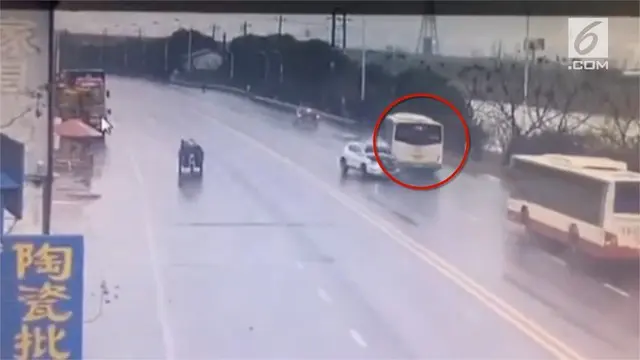 VIDEO: Detik-detik Tabrakan Bus Terjun ke Sungai