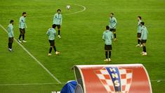 Para pemain Portugal melakukan latihan jelang laga UEFA Nations League di Stadion Poljud, Senin (16/11/2020). Portugal akan berhadapan dengan Kroasia. (AFP/Denis Lovrovic)