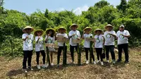 Komunitas Gerakan Semesta Kita (Gemestta) menjalani program peduli lingkungan di Kawasan Babakan Raden, Cariu, Kabupaten Bogor, Jawa Barat, di bulan ramadan.  (Istimewa)