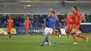 Pemain Italia Lorenzo Pellegrini mencetak gol ke gawang Belanda pada pertandingan UEFA Nations League di Azzurri d'Italia Stadium, Bergamo, Italia, Rabu (14/10/2020). Pertandingan berakhir dengan skor 1-1. (AP Photo/Antonio Calanni)
