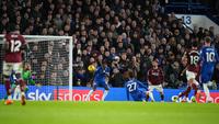 Pemain West Ham Crysencio Summerville (kanan, sebagian tertutup) mencetak gol kedua bagi timnya pada laga Premier League/Liga Inggris antara Chelsea vs West Ham di London, Sabtu, 31 Januari 2026. (AP Photo/Alastair Grant)